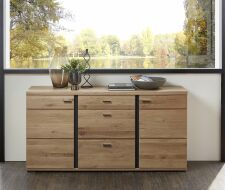 Nbytek do obvacho pokoje ATLANTA_ sideboard 1L 17 HU 20_ rozmry /v/h_ 170/86/42 cm_ eln pohled_ foto s dekorac_ obr. 14