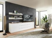 Nbytek do obvacho pokoje BASIC_ TV- sideboard 10 J3 99 20_ rozmry /v/h_ 240/77/44 cm + 2x zvsn police 10 J3 99 40_ rozmry /v/h_ 120/16/22 cm_ foto s dekoracemi_ obr. 1