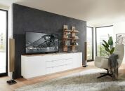 Nbytek do obvacho pokoje BASIC_ TV- sideboard 10 J3 99 20_ rozmry /v/h_ 240/77/44 cm + 2x zvsn policov panel 10 J3 99 50_ rozmry /v/h_ 38/120/22 cm_ foto s dekoracemi_ obr. 1