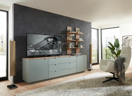 Nbytek do obvacho pokoje BASIC_ TV- sideboard 10 J3 99 21_ rozmry /v/h_ 240/77/44 cm + 2x zvsn policov panel 10 J3 99 50_ rozmry /v/h_ 38/120/22 cm_ foto s dekoracemi_ obr. 1