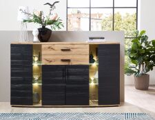 Nbytek do obvacho pokoje GISELLE I._ sideboard 10 Q3 HS 21_  rozmry /v/h_ 175/102/42 cm_ eln pohled_ foto s dekorac_ vetn LED osvtlen_ obr. 12